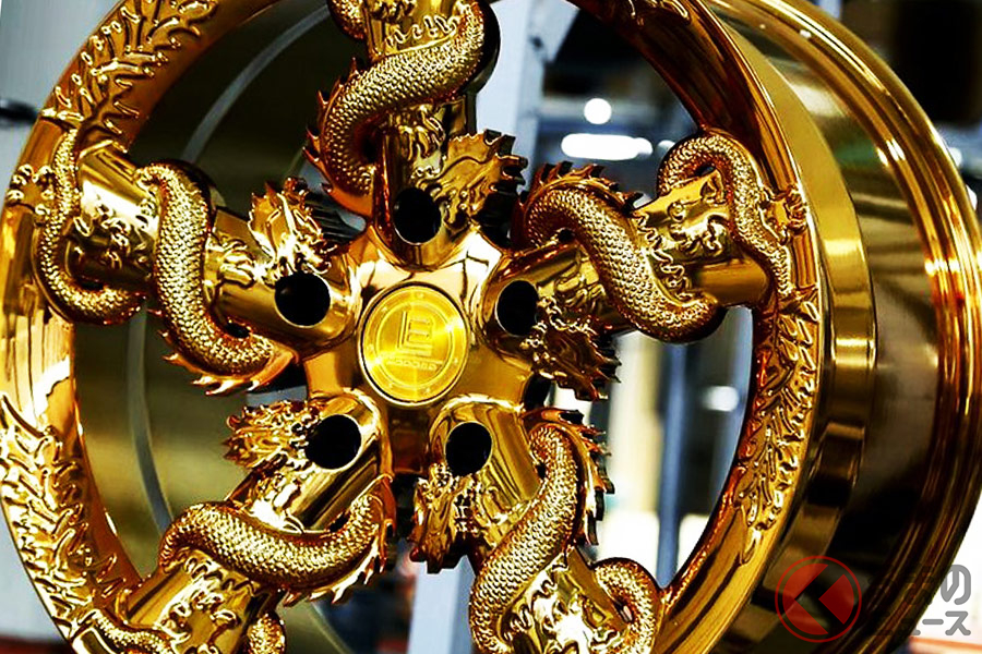 スポークに巻き付くように5体の龍があしらわれている金ピカホイール