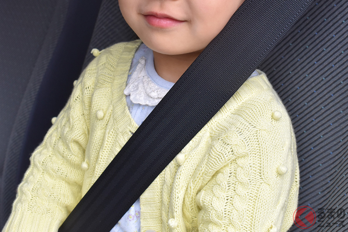 車内に子どもを放置した際、なにかのきっかけでシートベルトによるトラブルに巻き込まれる可能性も