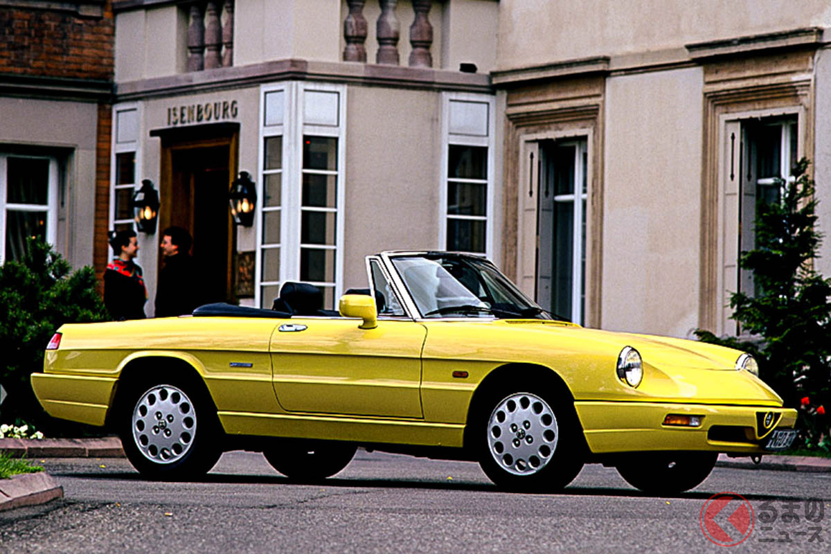 1966年から1993年もの間販売されていた初代アルファ ロメオ スパイダー(写真はシリーズ4)。1967年の映画『卒業』などの映像作品を彩った。この映画のヒットを受け、後にスパイダーの廉価版は「グラデュエイト(卒業)」と名付けられたという(C)Stellantis NV