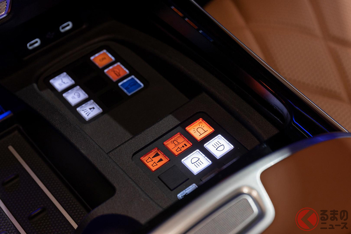 自動トリガー機能や吸気システムを備えた消火システム、警察に緊急時であることを知らせるためのサイレンや点滅灯なども装備される