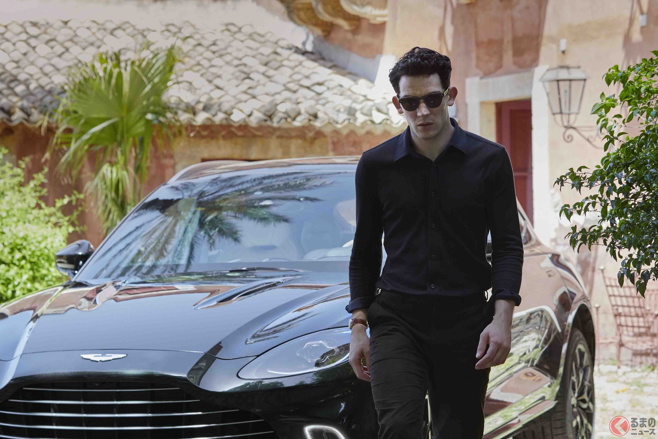 アストンマーティン「DBX」と俳優のオコナ―氏