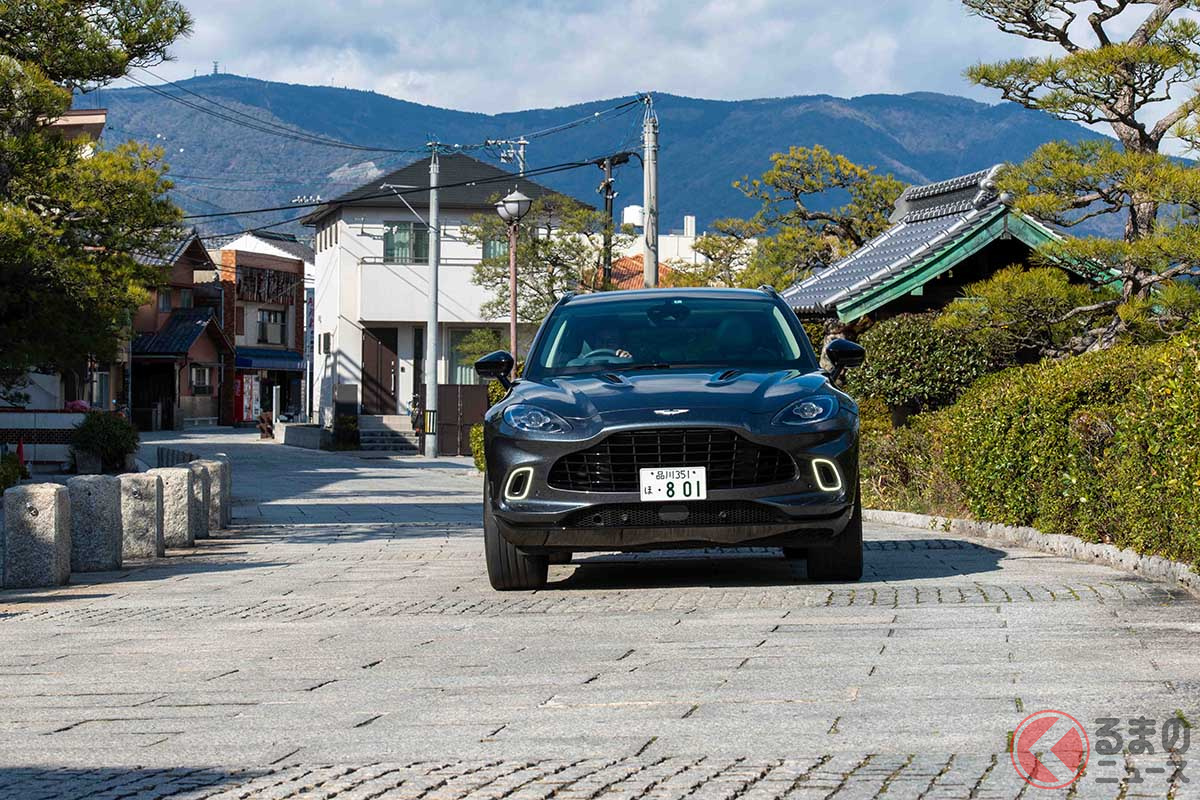 「DBS」を含む全モデルが採用する、ダブルウィッシュボーン式フロントサスペンションとマルチリンク式リアサスペンションを、「DBX」にも搭載。機構はアストンマーティン初のエアサスペンションとなっており、最大95mm幅で車高を変えることが可能だ(C)橋本玲