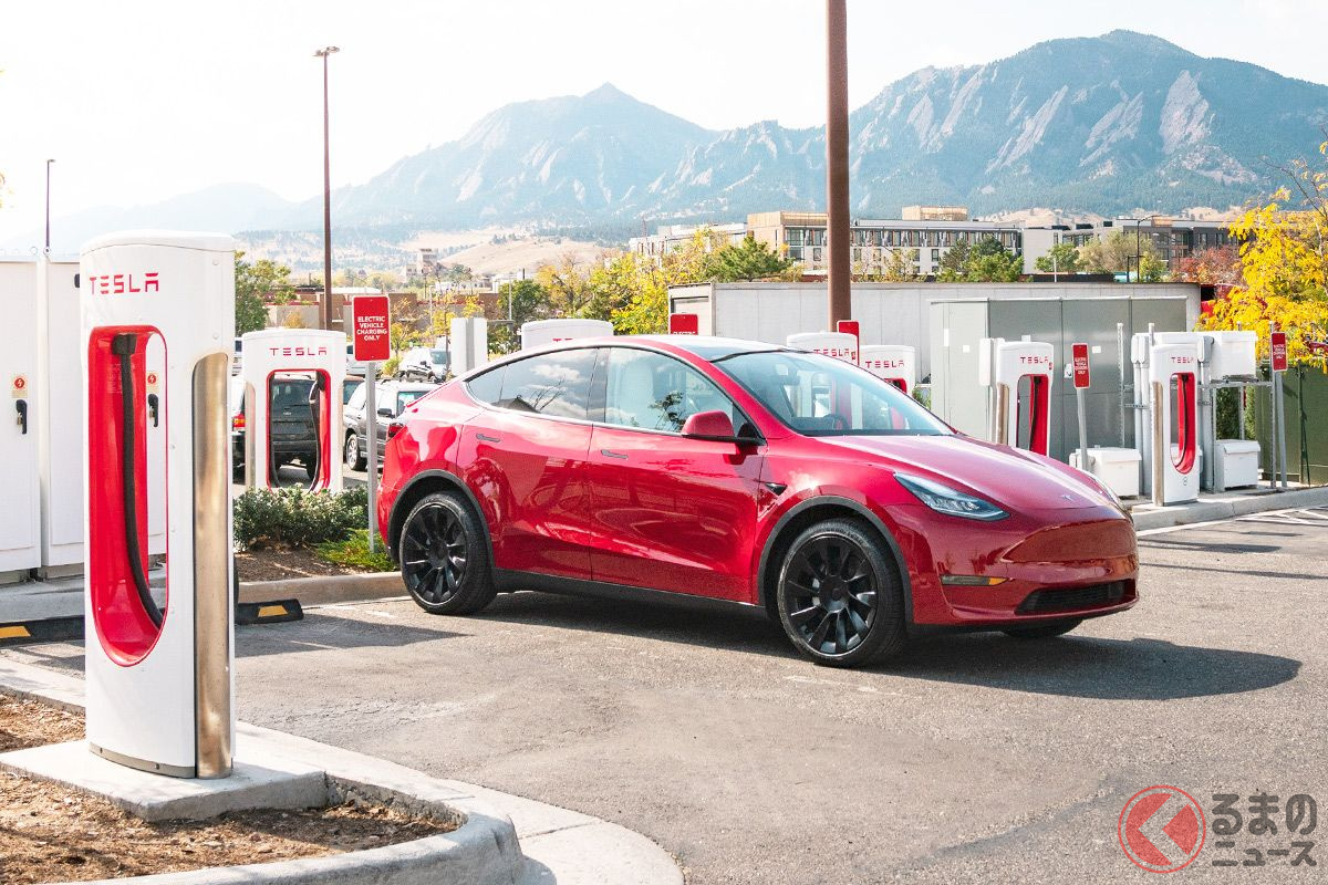 日本では難しい? テスラが展開する大規模「スーパーチャージャー(急速充電器)」施設のイメージ