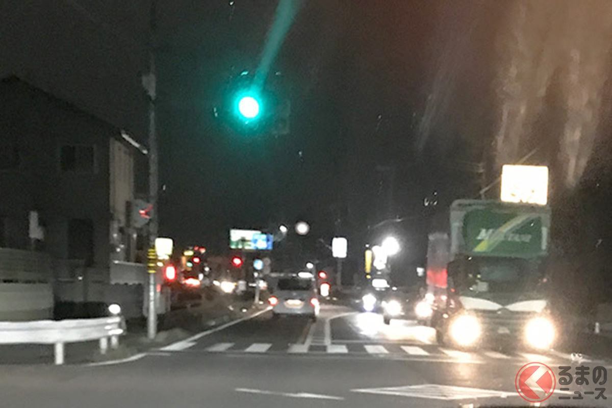 交差点の右折時にトラックがパッシングで譲ってくれた際のイメージ