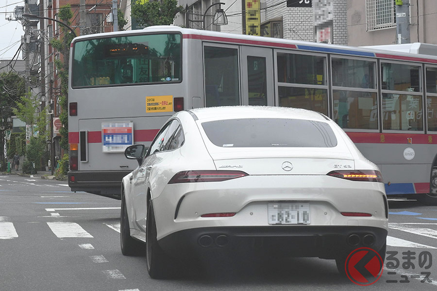 路線バスは多段階停止以外にも右左折時に複数回停止することがあるため、後続の場合には注意が必要