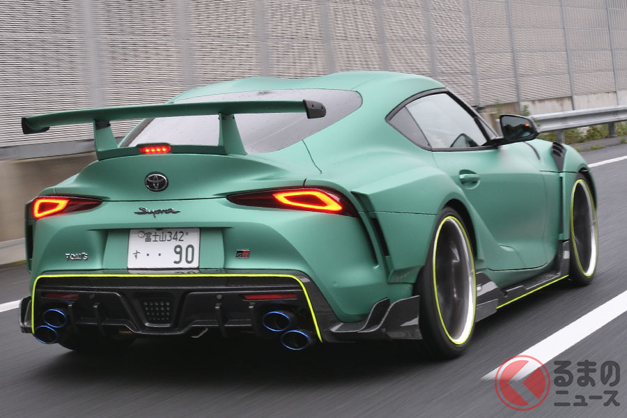 トヨタ「スープラ(通称A90型)」にはカスタムパーツとして高さのあるリアウイングがTOM'Sから設定されている