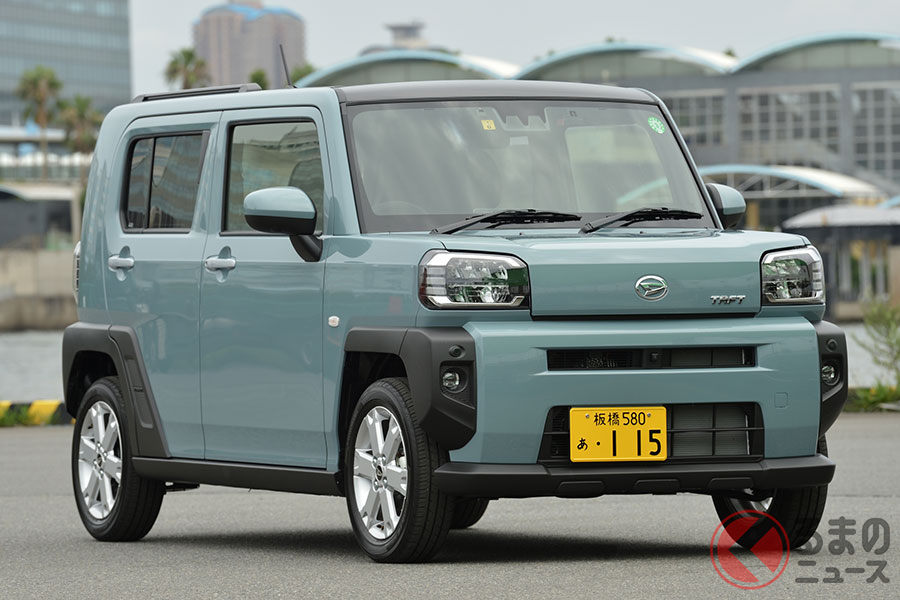 レイクブルーメタリックのダイハツ「タフト」
