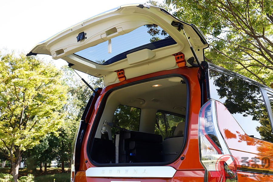 日産「セレナ」の「デュアルバックドア」