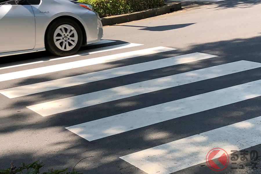 横断歩道を通過するクルマ(イメージ)