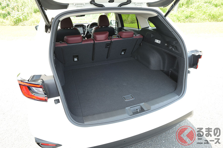 新型レヴォーグは、新たに後席を4:2:4の分割可倒式シートを採用。