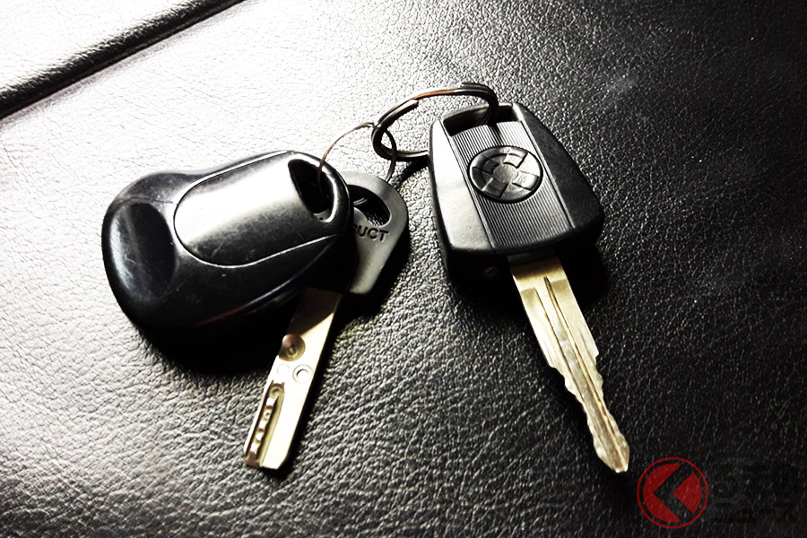 クルマの鍵を子どもに渡すことはキーとじ込みのリスクがある