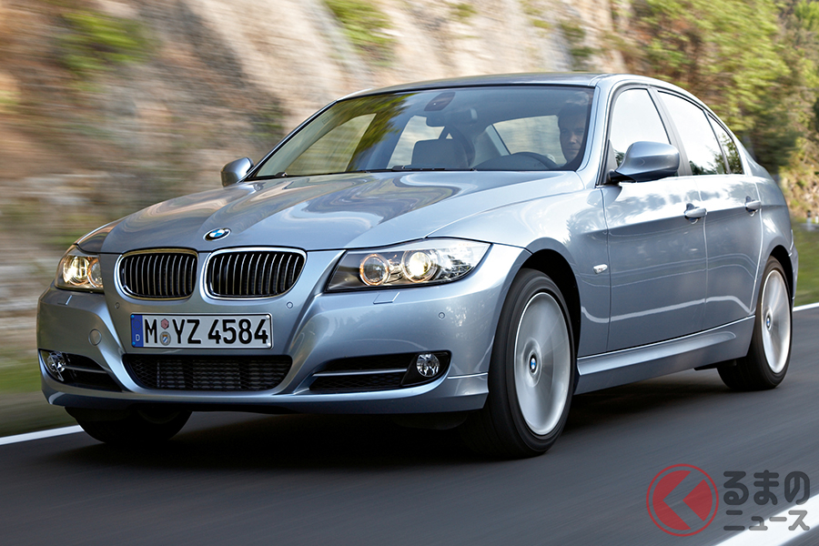 E90型3シリーズ。全長4540mm×全幅1800mm×全高1430mm、ホイールベースは2760mm(320i)だった