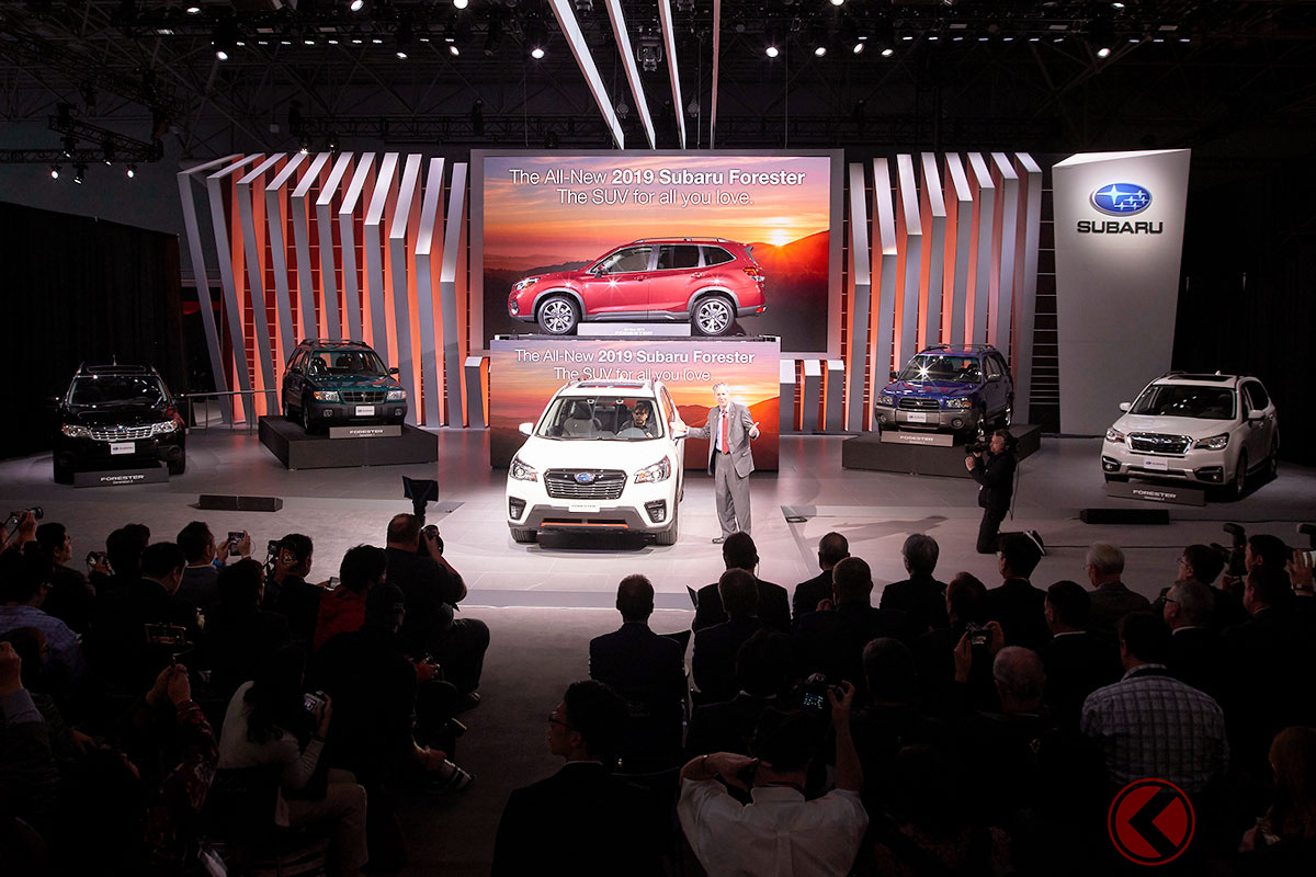 スバルがニューヨークショー2018で報道陣に5代目「フォレスター」を初公開した際の様子