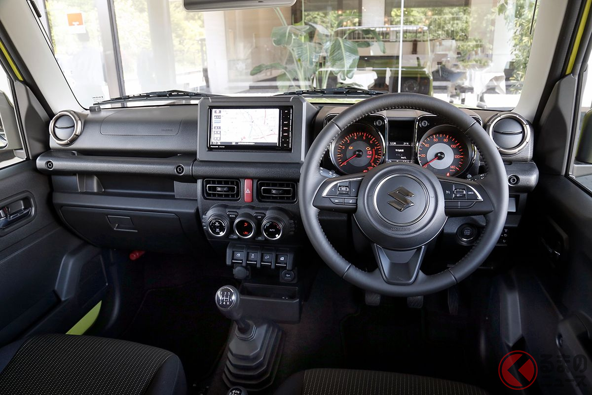 スズキ「ジムニー」のインテリア。無骨な外観に対して室内のデザインは現代的だ
