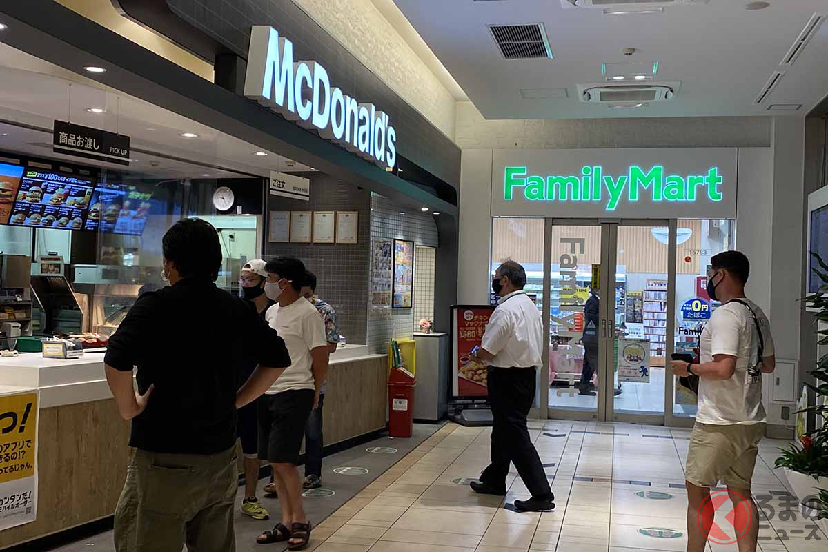 基本的に「緊急事態宣言」と「まん延防止等重点措置」の対象エリアにあるSA・PAは、20時以降のレストラン/フードコートの営業を停止している。だが併設するコンビニやマクドナルドのテイクアウトは営業しているところもある。写真は京葉道路のPASAR幕張の様子