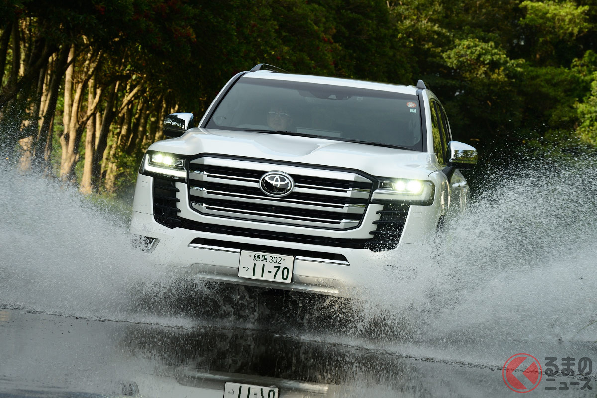 地上最強のSUVこと「ランクル」は水しぶきが似合う!