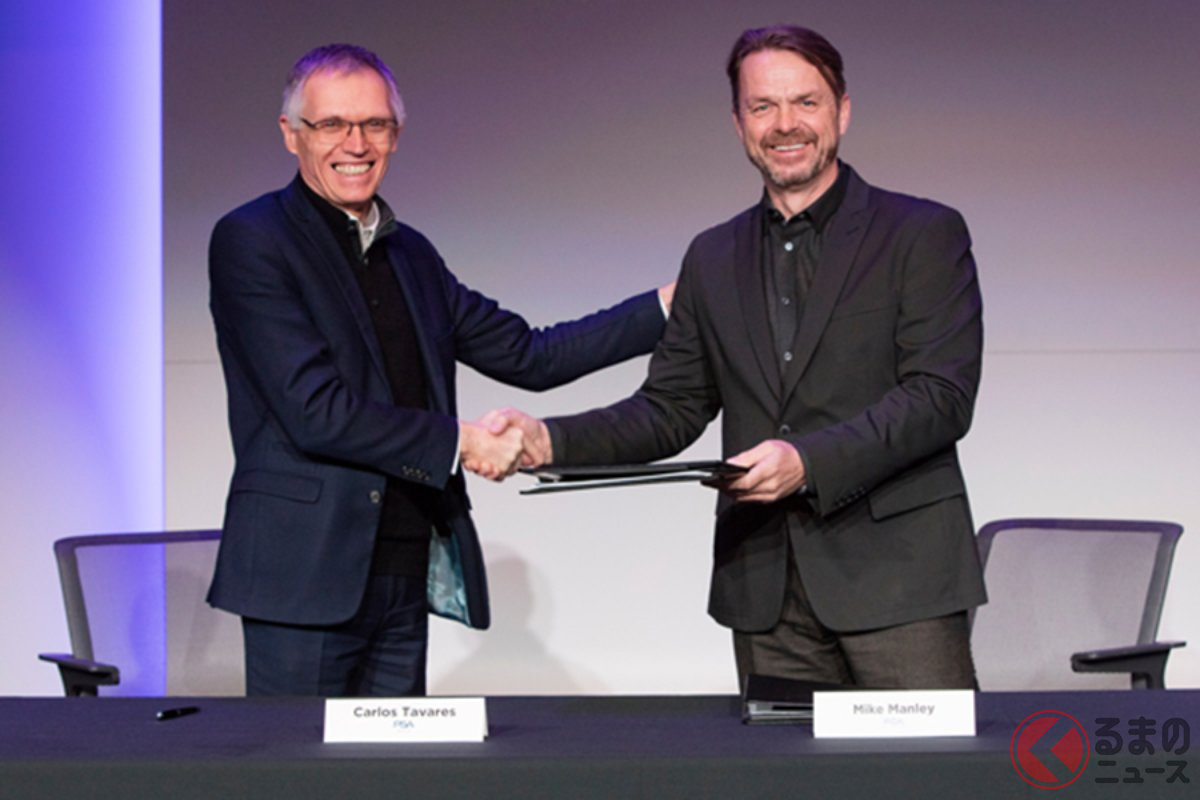 2019年12月19日に、対等合併に関する覚書を交わしたPSAグループのカルロス・タバレス会長とFCAのマイク・マンリーCEO