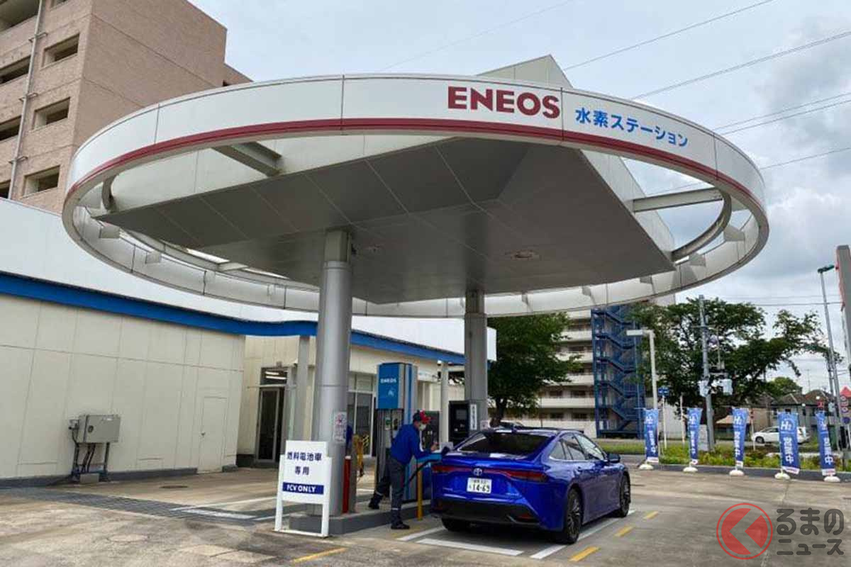 エネオスの水素ステーションでのトヨタ新型「ミライ」の水素充填