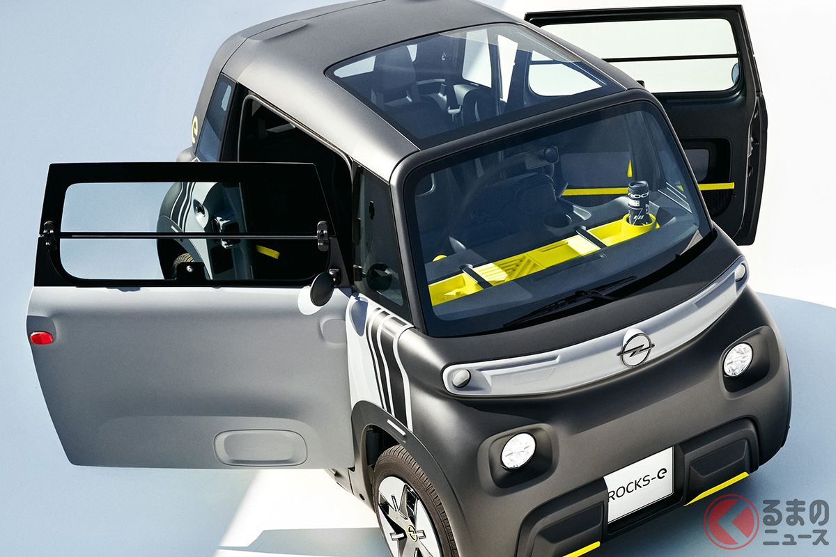 オペル新型「ロックスe」。運転席側ドアと助手席側ドアは逆向きに開く