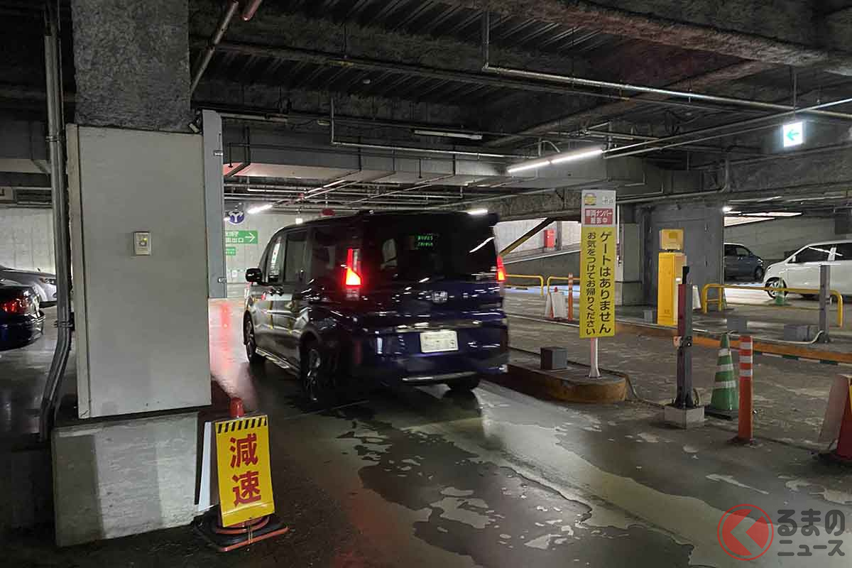 入口や出口にゲートや発券機がないため、駐車場出口での待ち時間がなくなった