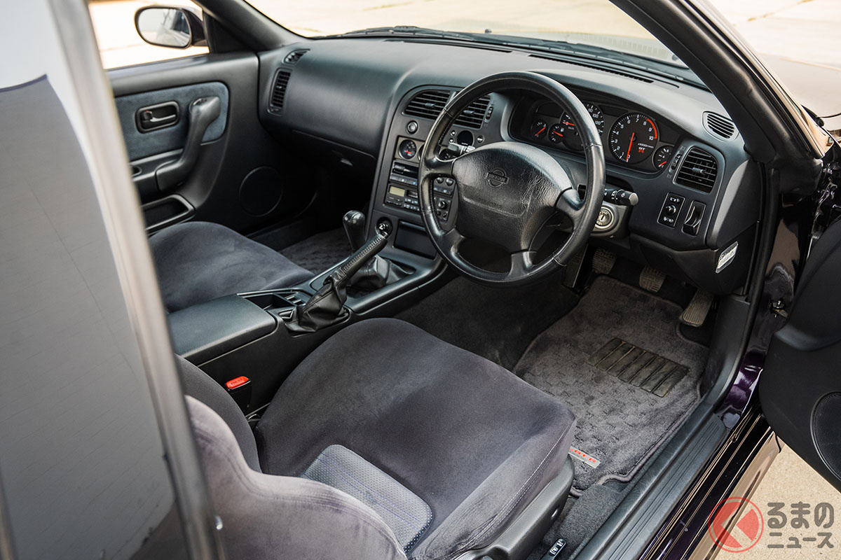 1995年式のR33型「スカイラインGT-R」の走行距離は4万6100km、外装や内装、エンジンルームなどの状態も良好(C)2021 Courtesy of RM Sotheby's