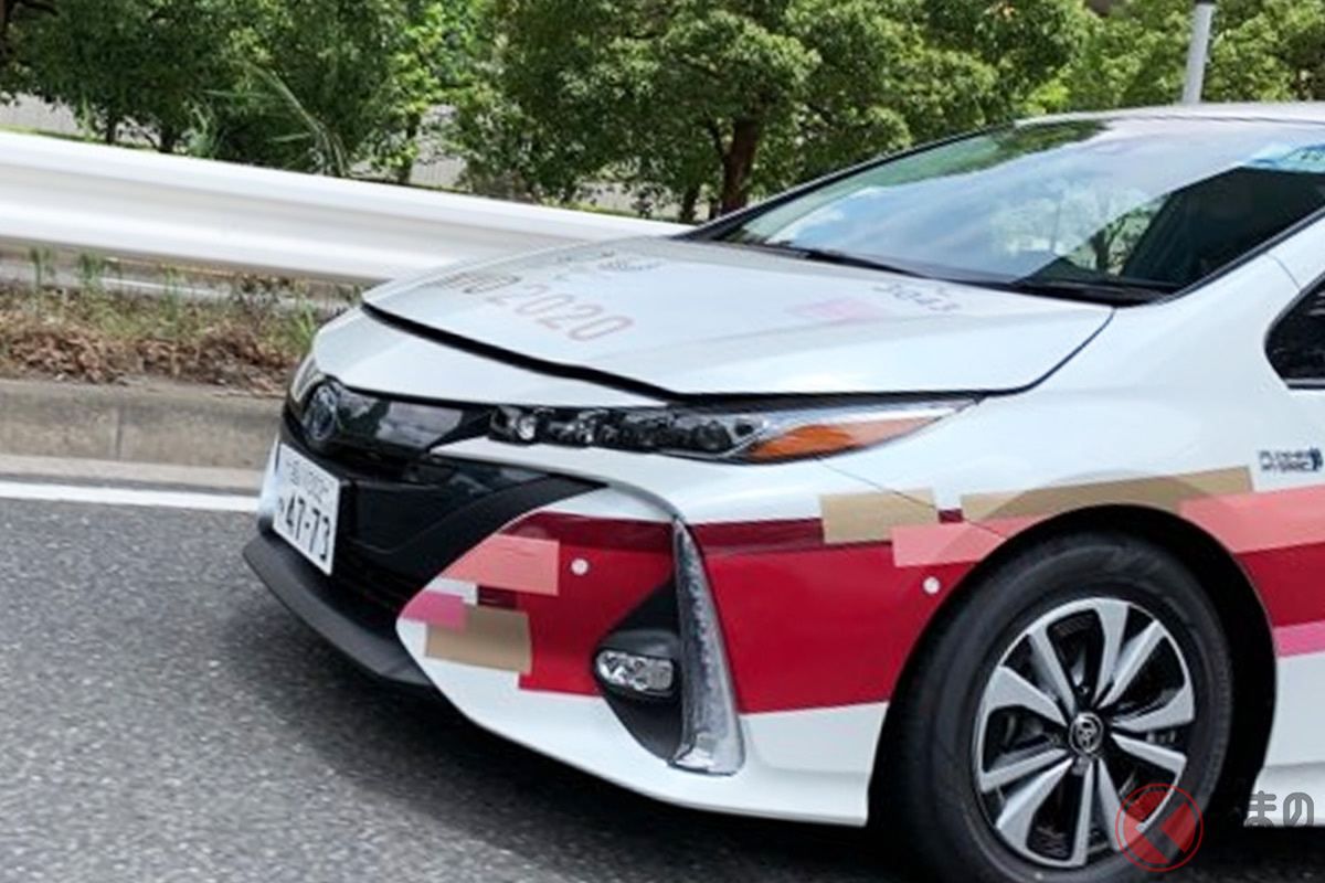 ボンネットを開けたまま走行している五輪関係車両も!(写真撮影:加藤ヒロト)