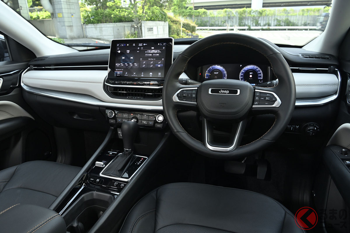 「ボルスター」と呼ばれる横一直線に貫くエリアが特徴的。マイナーチェンジで大きくデザインが変更された