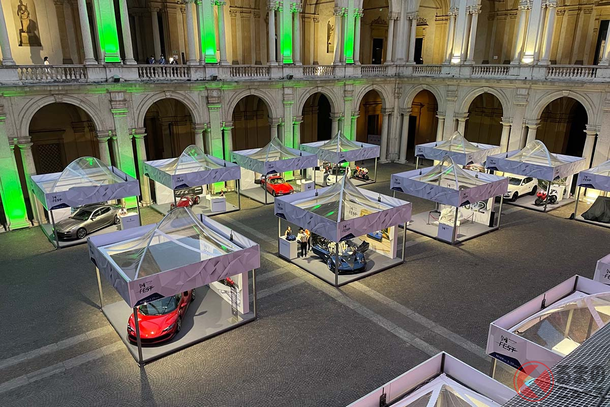 陸軍士官学校の中庭に設置された各メーカーブース(C)APT Servizi Emilia Romagna