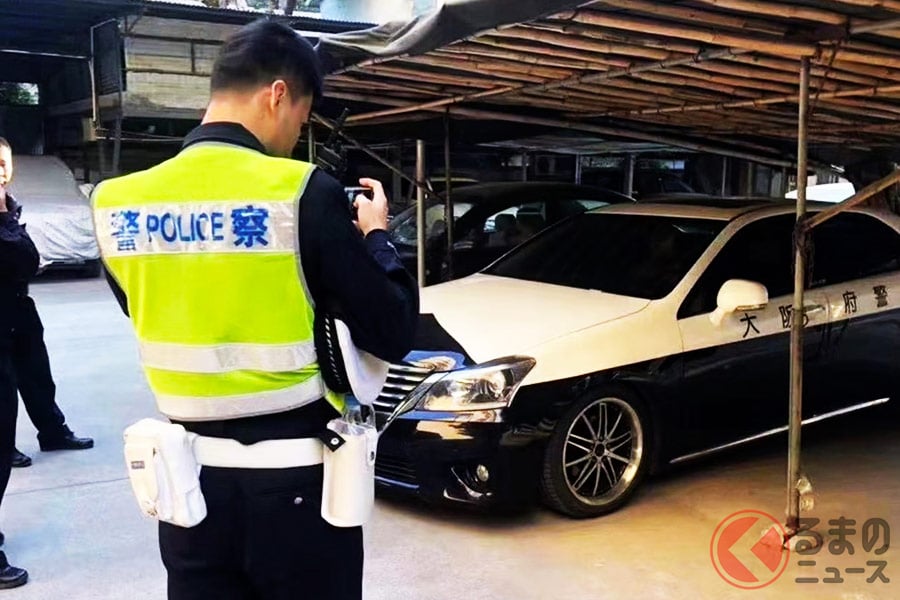 ニセの大阪府警パトカーが中国警察に押収される現場（現地SNSより）
