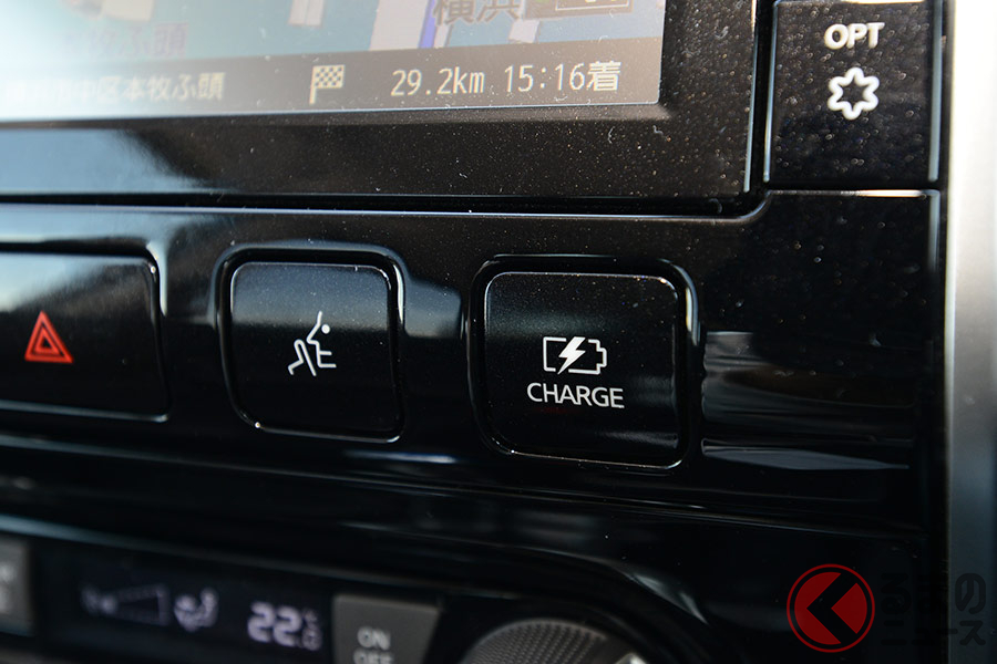 セレナe-POWERに搭載される「マナーモード(左)」と「チャージモード(右)」