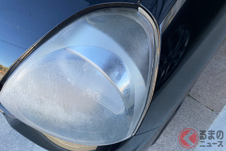 内側が曇っているヘッドライト