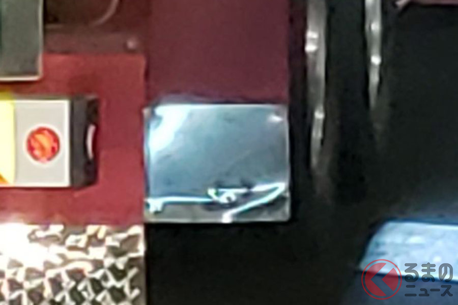 トラックの後方についている反射板も反射の仕方次第で目が眩むほどの眩しさになる