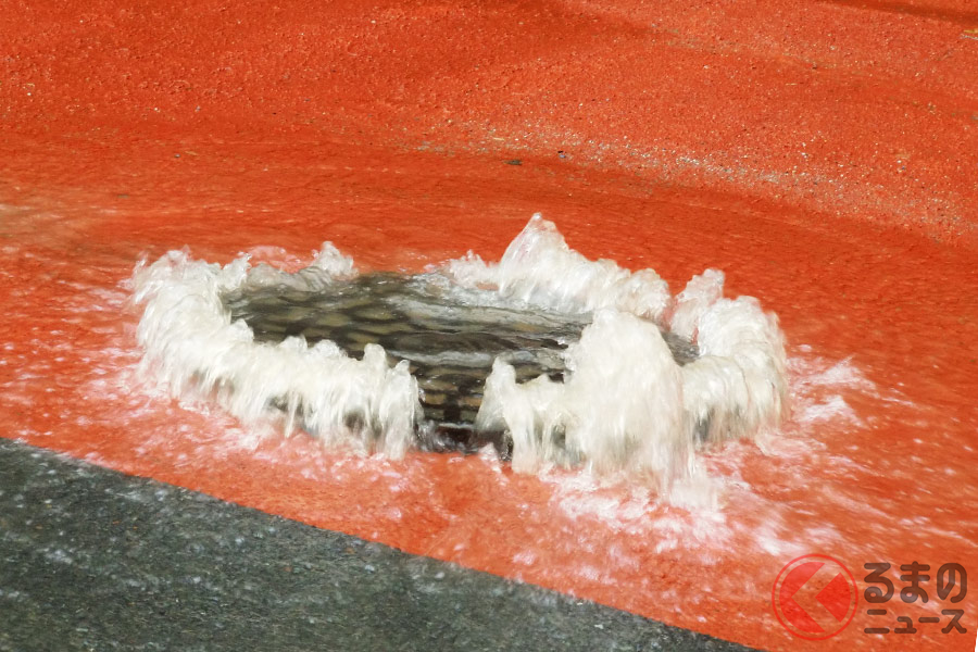 雨天時の恐怖 危険な鉄製マンホール 豪雨時は飛び出す危険も 随時対策を実施 くるまのニュース 雨天時の恐怖 危険な鉄製マンホール 豪雨時は飛び出す危険も 随時対策を実施 くるまのニュース