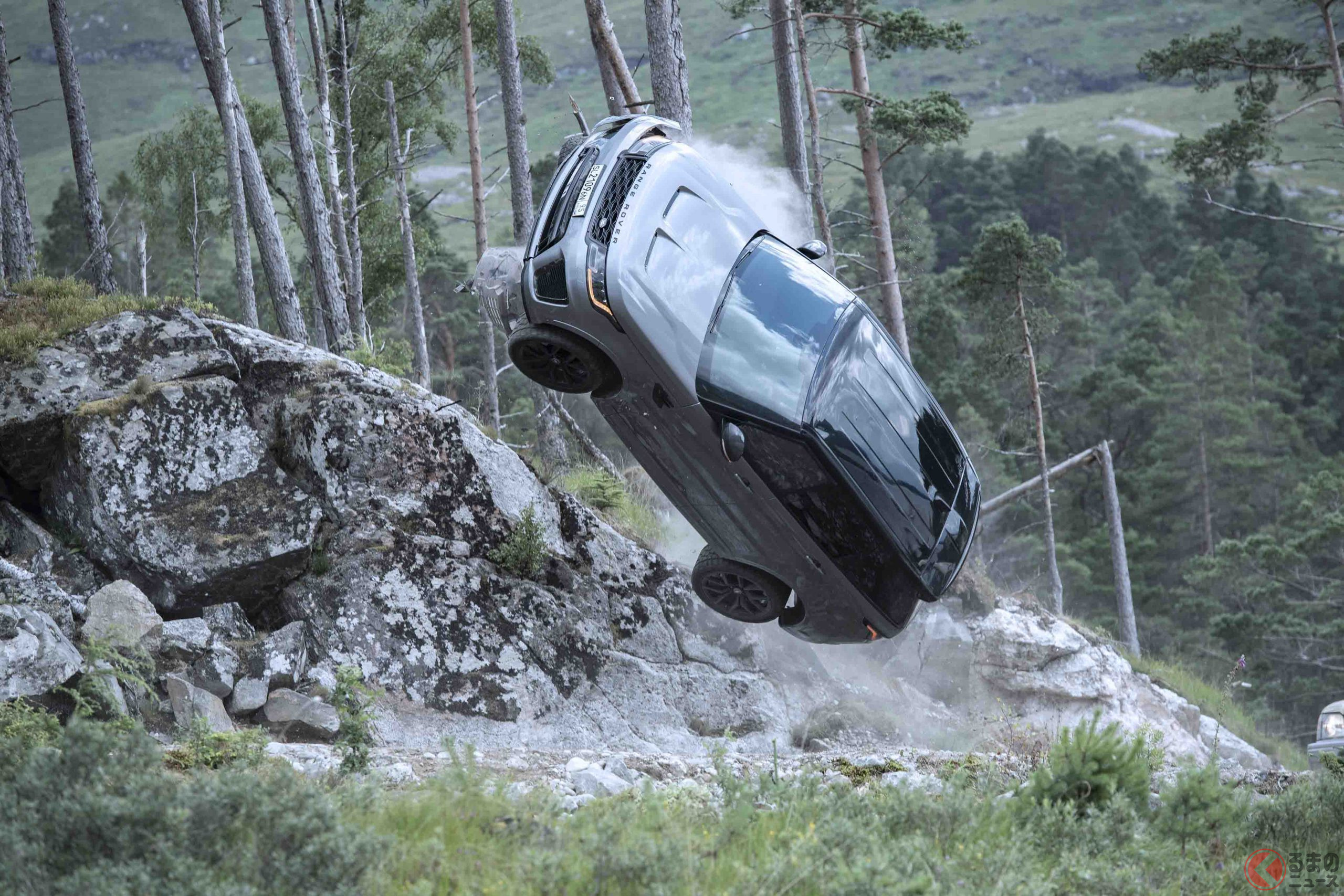 『007/ノー・タイム・トゥ・ダイ』のカーチェイスで宙を舞うレンジローバー・スポーツSVR