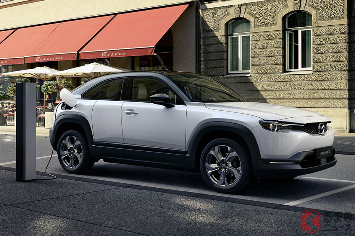 長いボンネットと観音開きドアが特徴的なMX-30。日本ではCHAdeMOの急速充電器を使うことで、40分で80%まで充電することができる(C)マツダ