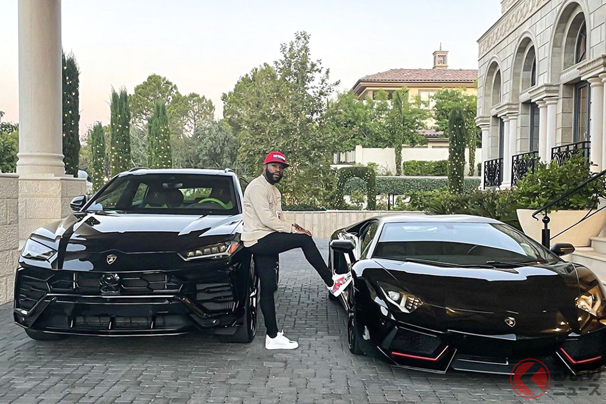 ネバダ州で撮影された一枚。ブラックのランボルギーニ「アヴェンタドール」と「ウルス」が並んでいる(C)@floydmayweather