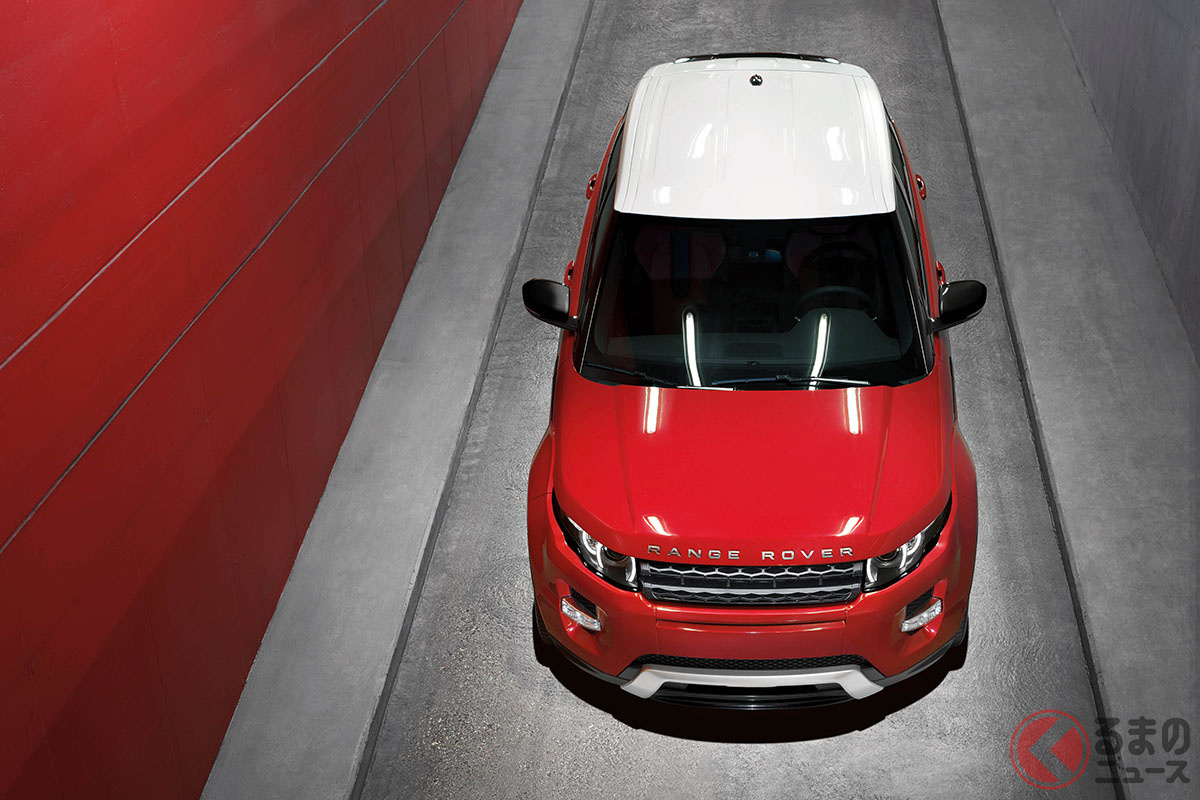 盛り上がったフェンダーを持つ筋肉質なエクステリアデザイン。ボディサイズは全長4355mm×全幅1900mm×全高1635mmと、見た目ほど大きくはない(C)Jaguar Land Rover