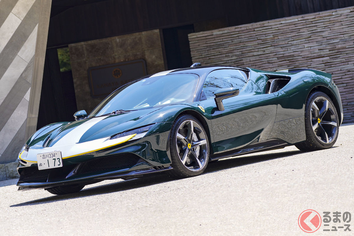 全体のバランスを見直すことで、これまでとは違う新しいプロポーションを獲得。フェラーリのミッドシップスポーツとしては初めて4WDを採用した点も見逃せない。フロントには初採用となるマトリクスLEDヘッドライトを装備し。これは細いスリッドデザインが特徴的なC形状を生み出している(C)柳田由人