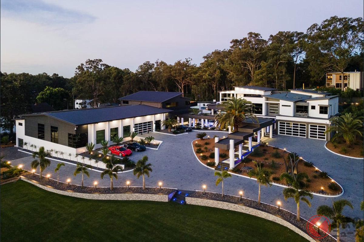 この物件のメインである母屋(右)とガレージ(左)。敷地面積は原宿駅の2倍近くにもなる(C)realestate