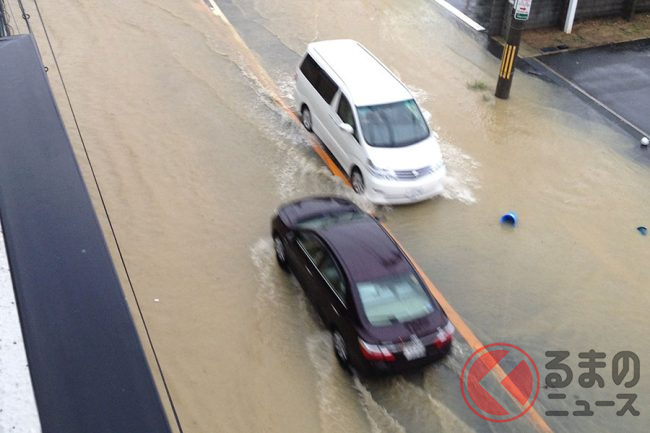 台風直後にパンクが急増 落下物で車を傷つけないために注意することは くるまのニュース 2