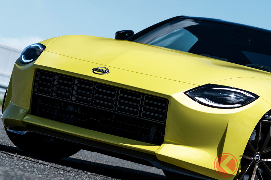 初代Zをモチーフにした「こ」の字のヘッドランプが特徴的