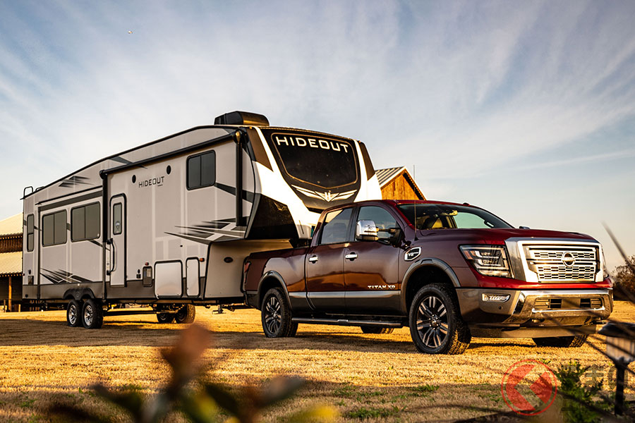 トレーラーハウスをけん引するピックアップトラック