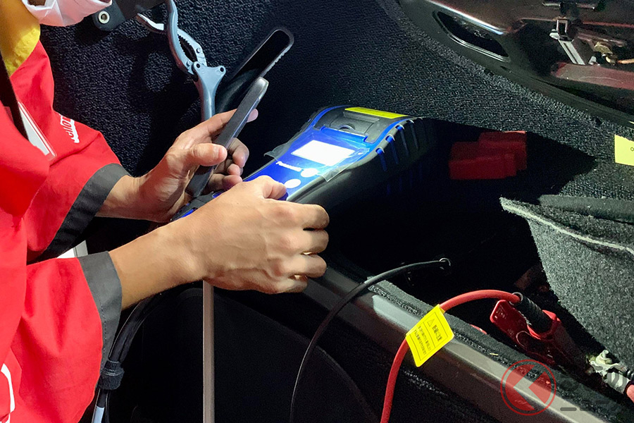 筆者(加藤久美子)のクルマのバッテリーをチェックする様子