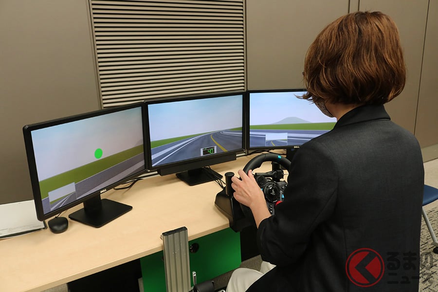 安全運転普及本部が開発したシュミレータを体験する様子(撮影:2020年9月30日 都内)