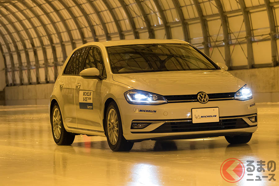 屋内のアイスドームでは、VW「ゴルフ」に装着した新製品「エックスアイス・スノー」と従来モデルで、アイス制動性能を比較した