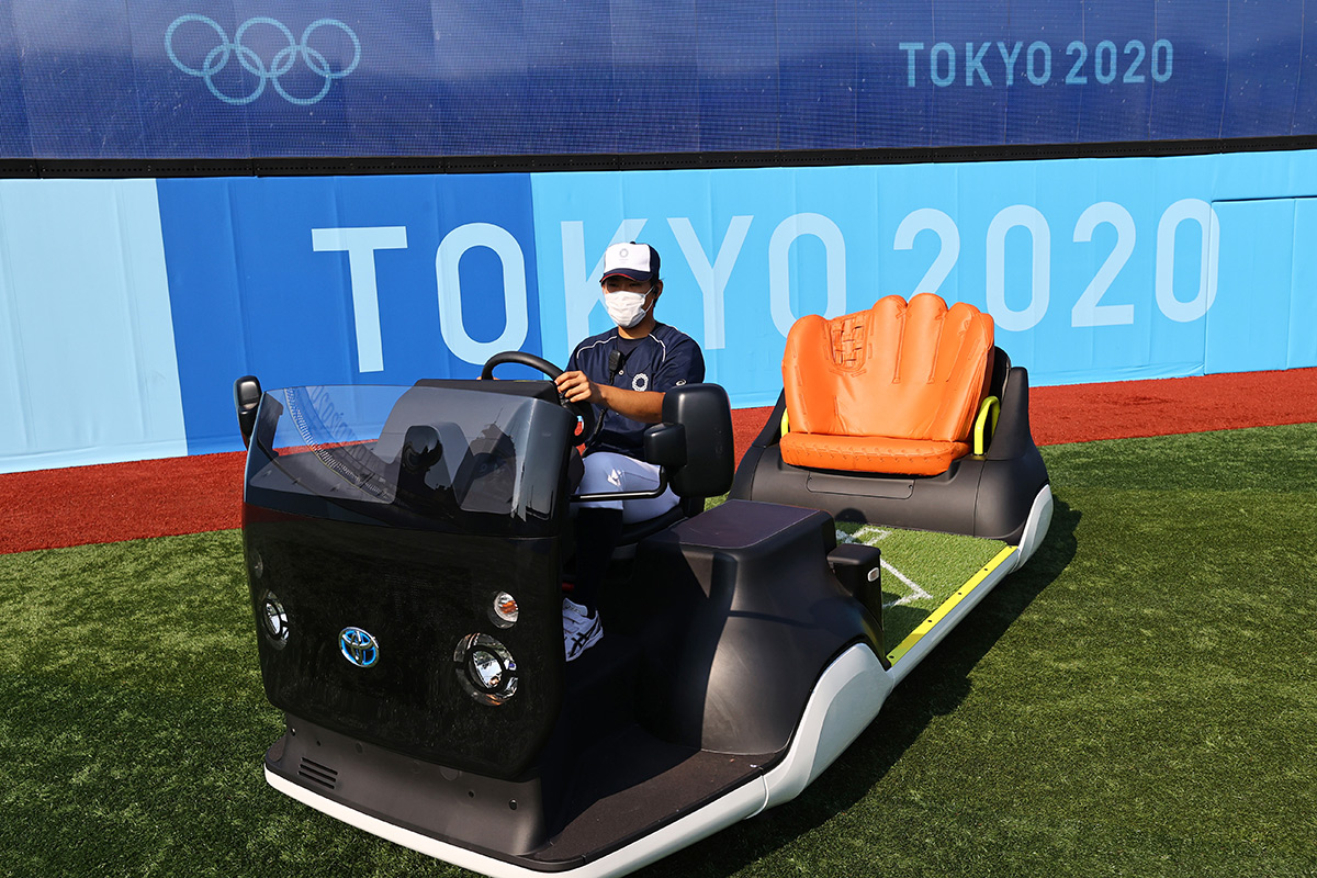 東京2020大会の野球競技で中継ぎ投手をマウンドに送り出したトヨタの「リリーフカー」（Photo：REUTERS）