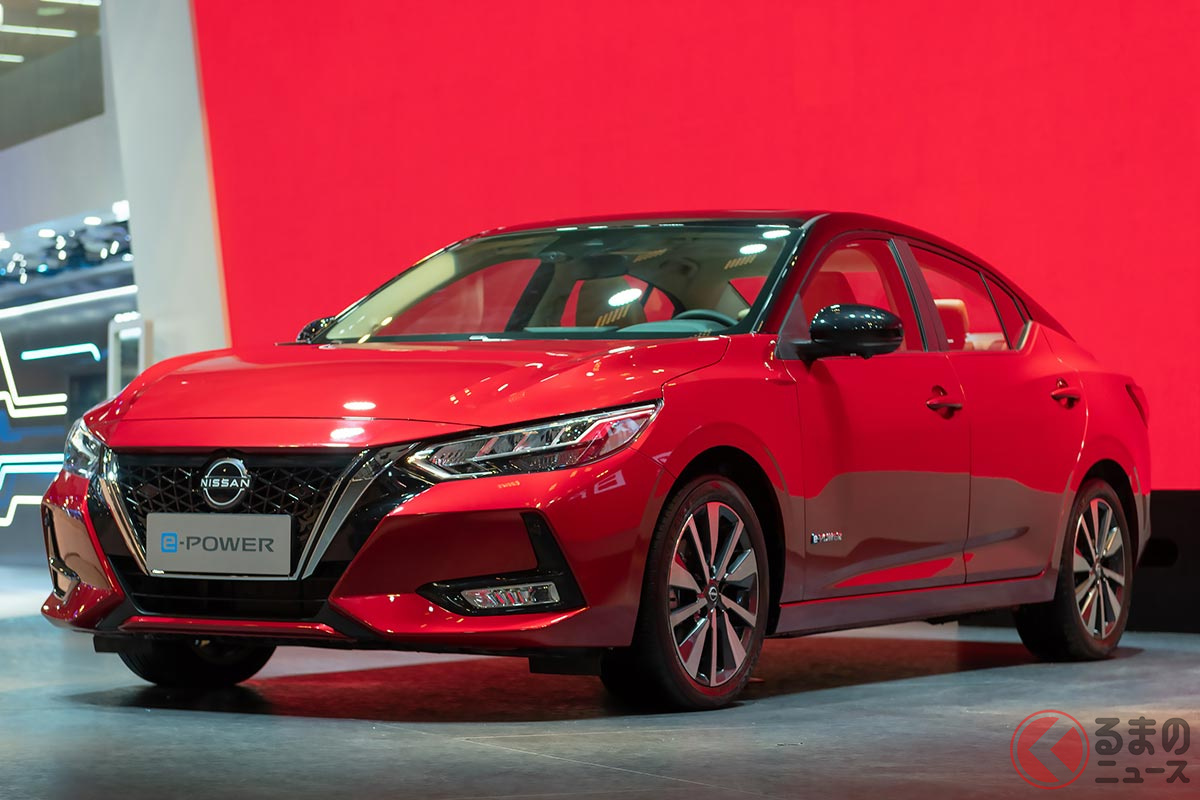 現行の日産「シルフィe-POWER」はメッキのVモーショングリルが装着されているが…マイナーチェンジでは変更されている