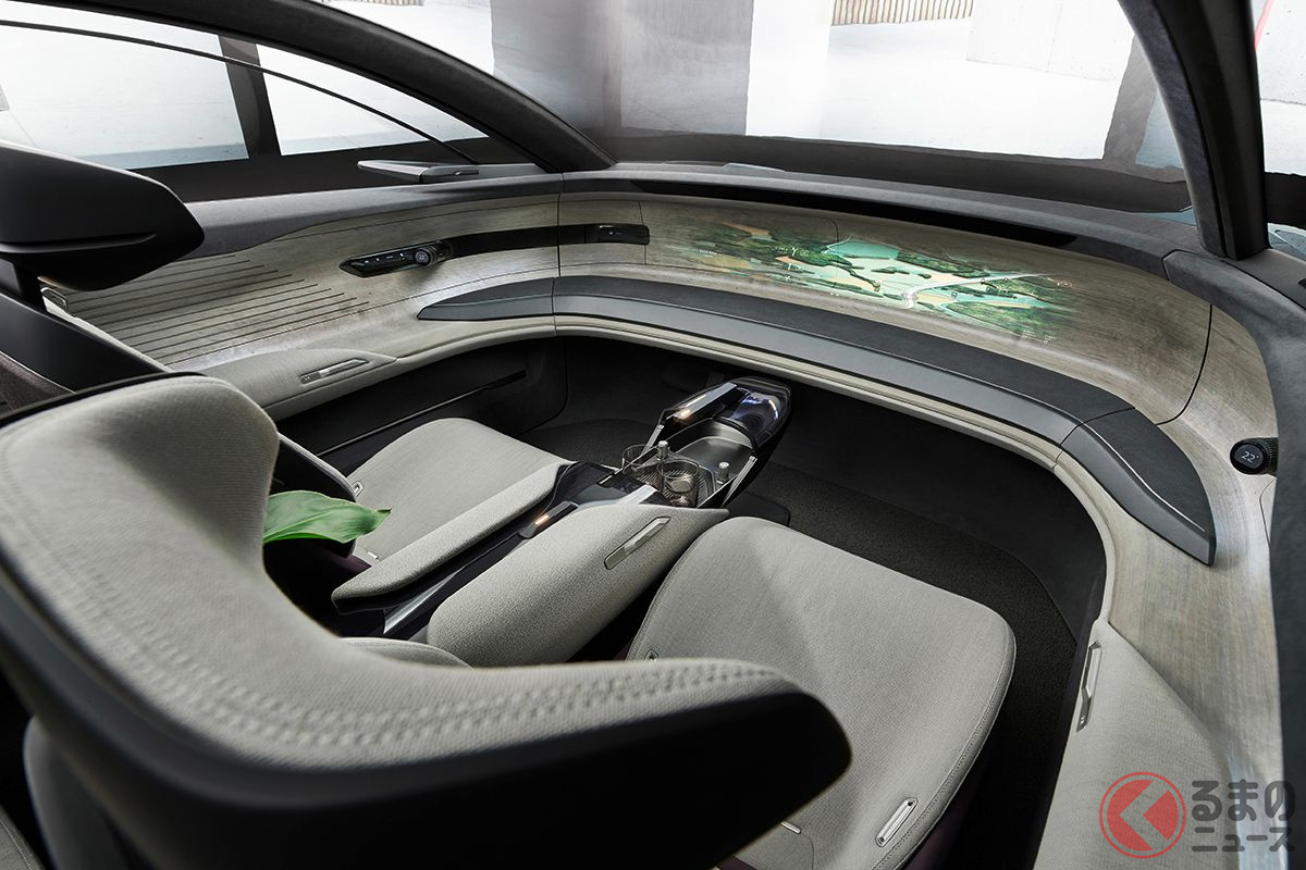 アウディ「グランドスフィア・コンセプト」の室内。自動運転モードだとハンドルやペダルが格納される