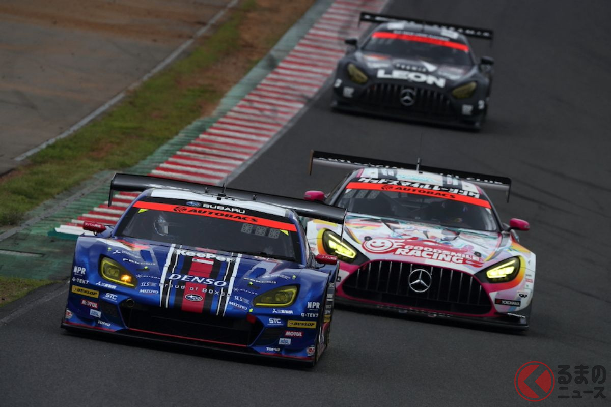 GT300クラスの様子。#61 SUBARU BRZ R&D SPORTはダンロップ、#4 グッドスマイル 初音ミク AMGはヨコハマ、#65 LEON PYRAMID AMGはブリヂストンだ