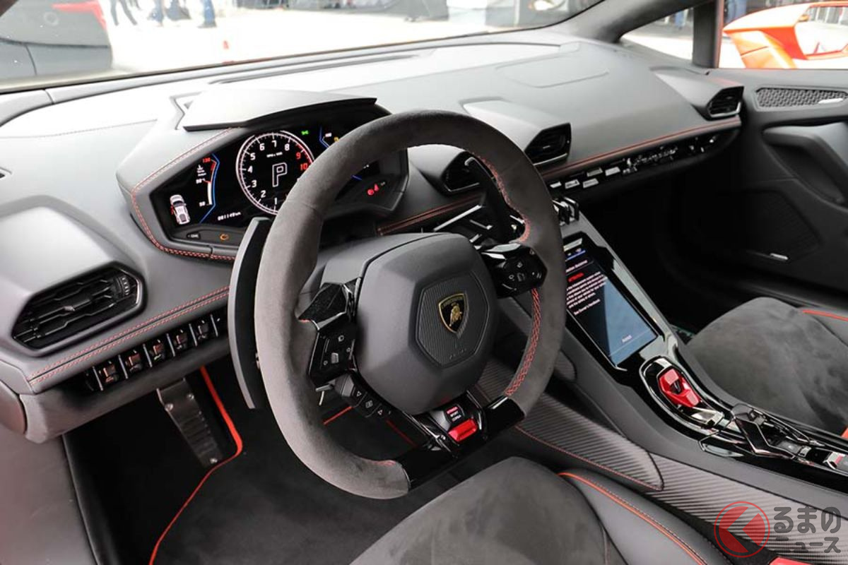 ランボルギーニ「ウラカンevo」のパドルシフトはコラムに付き、ステアリングと一緒に回らない固定式タイプ